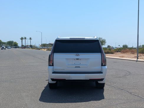 Used 2017 Cadillac Escalade ESV Luxury AWD/4WD image 4