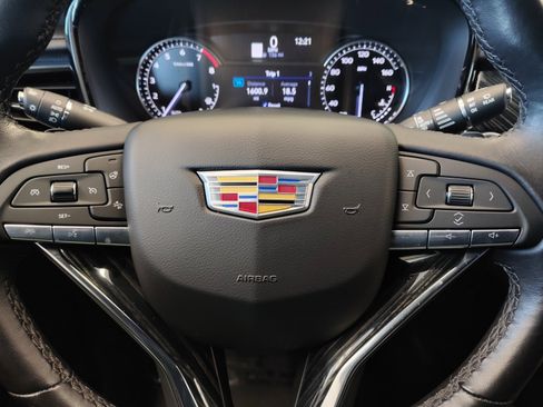 Used 2025 Cadillac XT6 Premium Luxury FWD image 18