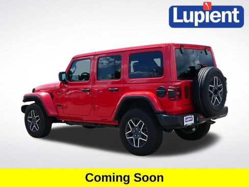 Used 2025 Jeep Wrangler Unlimited Sahara AWD/4WD image 4