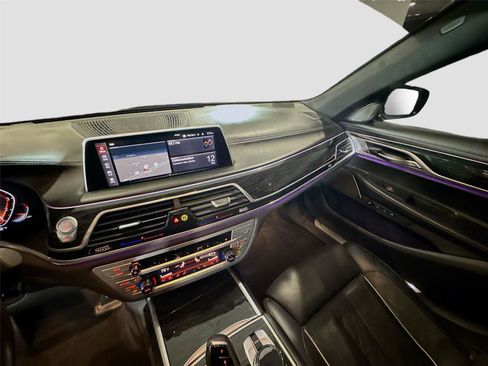 Used 2022 BMW 740i w/ M Sport Package RWD image 8