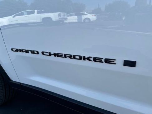 Used 2024 Jeep Grand Cherokee Altitude AWD/4WD image 11