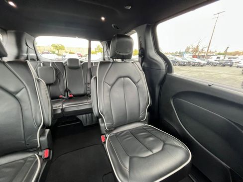 Used 2025 Chrysler Pacifica Limited image 39
