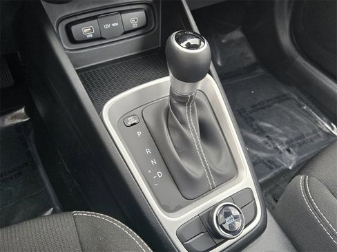 Certified 2025 Hyundai Venue SEL image 19