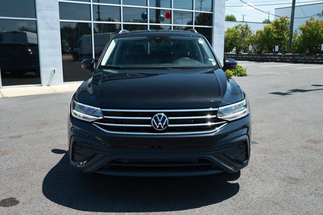 Used 2024 Volkswagen Tiguan SE AWD/4WD image 2