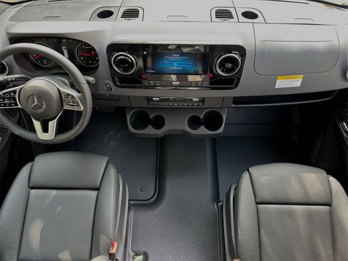 Used 2024 Mercedes-Benz Sprinter 2500 image 12