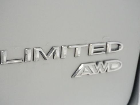 Used 2024 Chrysler Pacifica Limited AWD/4WD image 12