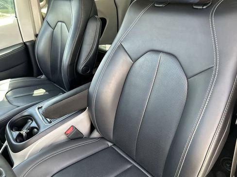 Used 2023 Chrysler Pacifica Touring-L image 41