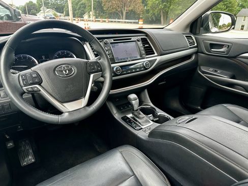 Used 2015 Toyota Highlander XLE AWD/4WD image 10
