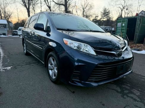 Used 2020 Toyota Sienna LE image 3