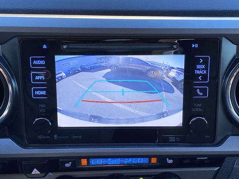 Used 2017 Toyota Tacoma TRD Sport image 18