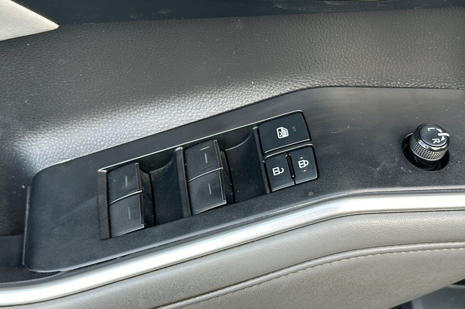 Used 2021 Toyota Highlander XLE AWD/4WD image 13