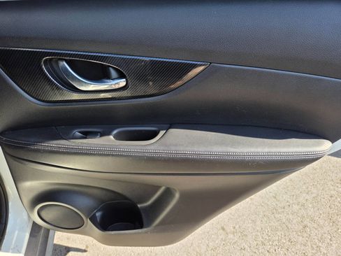 Used 2017 Nissan Rogue SL image 11