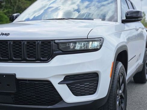 Used 2025 Jeep Grand Cherokee Altitude AWD/4WD image 9