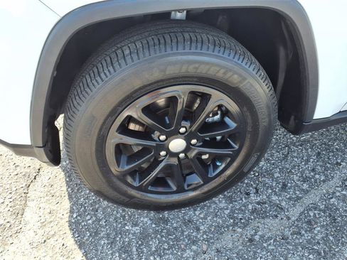 Used 2021 Jeep Grand Cherokee Laredo image 7