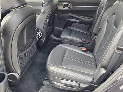 Used 2022 Kia Sorento EX w/ Panoramic Sunroof Package FWD image 11