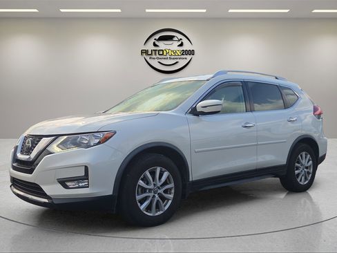 Used 2018 Nissan Rogue SV image 3