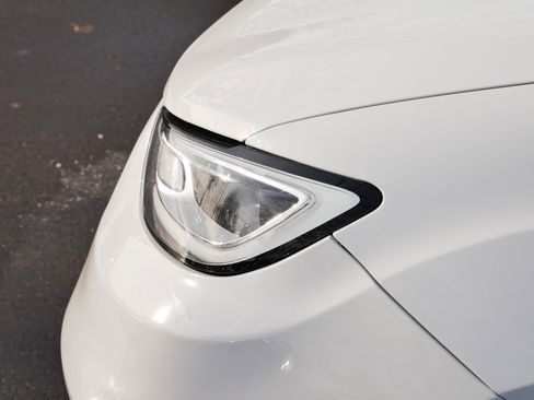 Used 2024 Chrysler Pacifica Touring-L w/ Uconnect Theater Family Group image 16