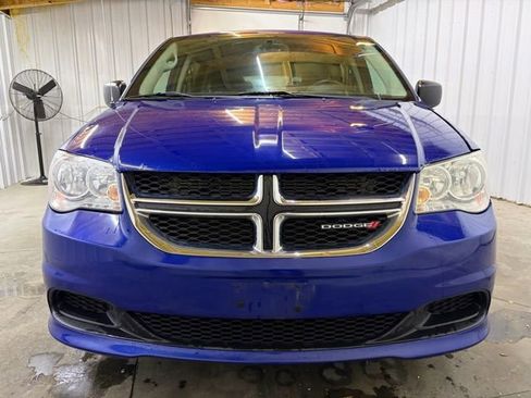 Used 2018 Dodge Grand Caravan SE w/ UConnect Hands-Free Group image 2