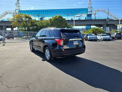Used 2023 Ford Explorer XLT image 5