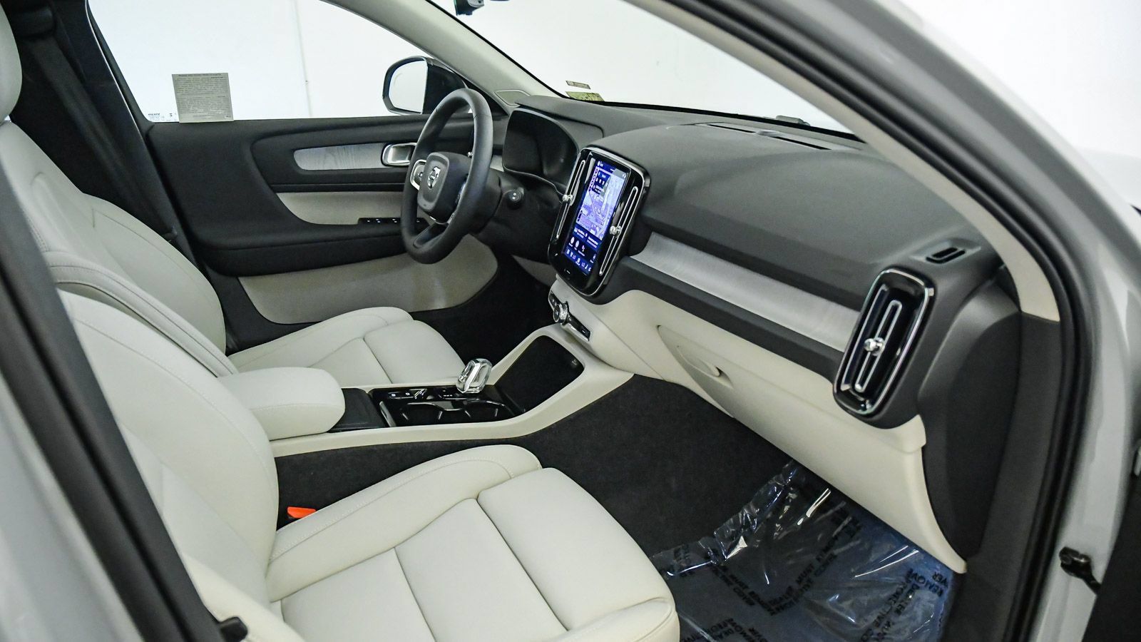 Certified 2026 Volvo XC40 B5 Plus w/ Protection Package Premier AWD/4WD image 16