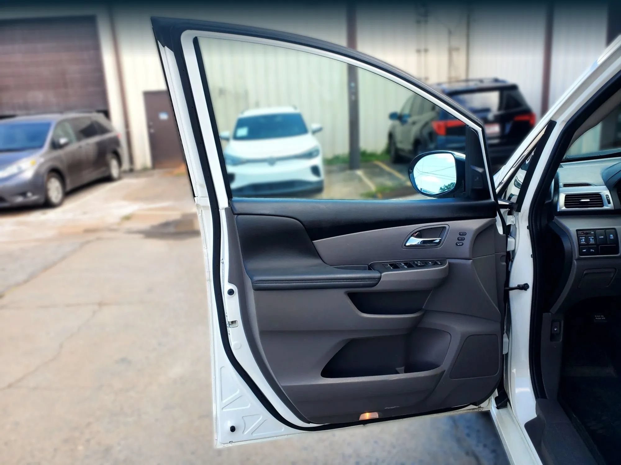 Used 2015 Honda Odyssey Touring Elite image 25