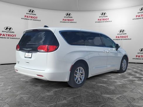 Used 2023 Chrysler Voyager LX FWD image 3