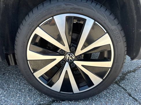 Used 2023 Volkswagen Taos SE w/ Panoramic Sunroof Package FWD image 15