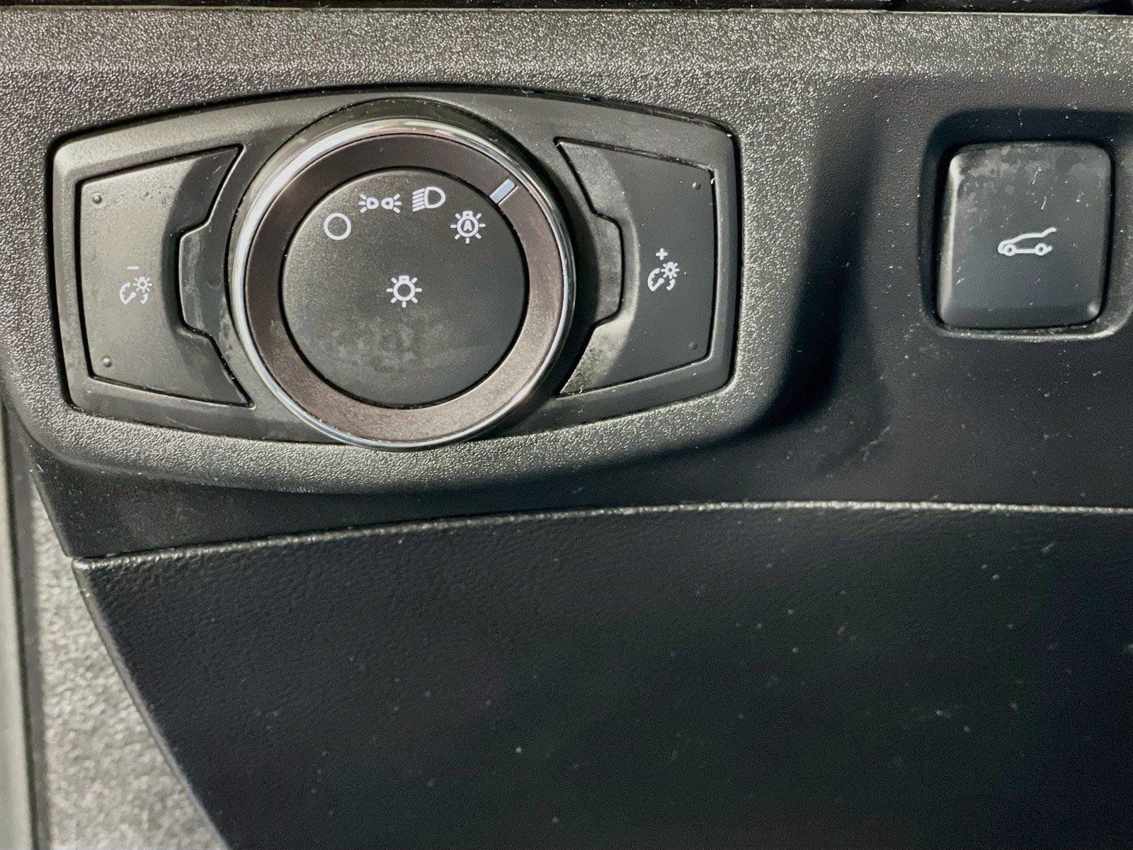 Used 2019 Ford Fusion SE FWD image 13
