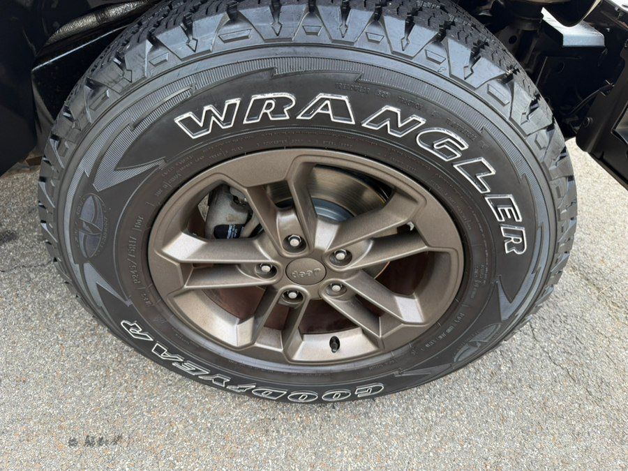Used 2016 Jeep Wrangler Unlimited Sahara AWD/4WD image 14