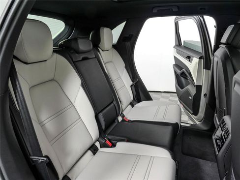 New 2026 Porsche Cayenne AWD/4WD image 23