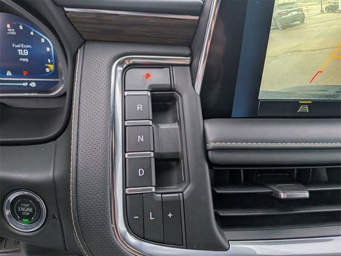 Used 2023 Chevrolet Suburban Premier image 19