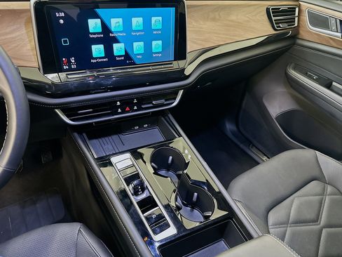 Used 2025 Volkswagen Atlas SE image 26