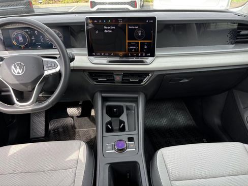 Used 2025 Volkswagen Tiguan SE image 28