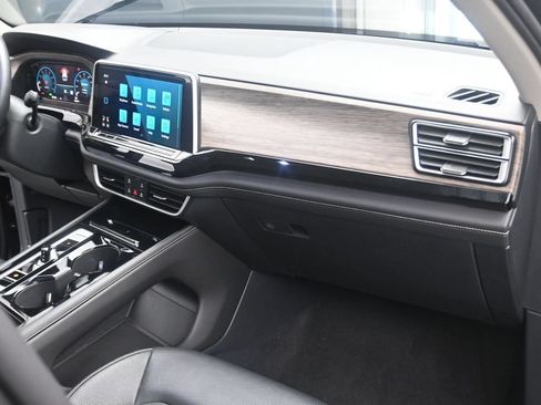 Used 2025 Volkswagen Atlas SEL AWD/4WD image 25