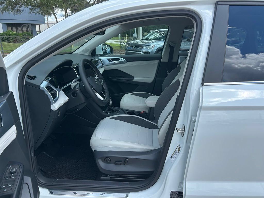 New 2026 Volkswagen Taos SE FWD image 15