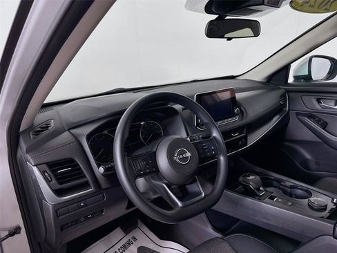 Used 2024 Nissan Rogue SV AWD/4WD image 23