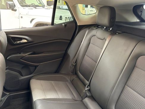 Used 2025 Chevrolet Trax LT FWD image 38