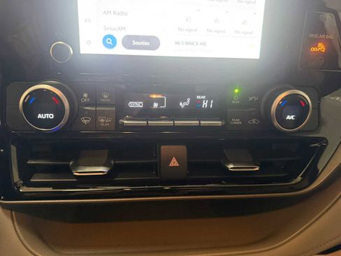 Used 2023 Toyota Highlander LE image 33