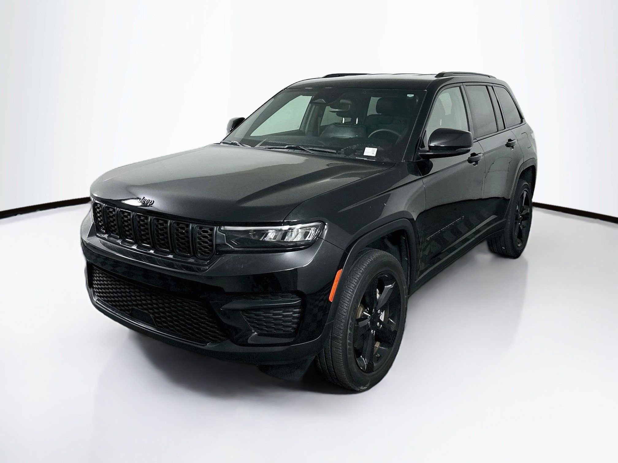 Used 2023 Jeep Grand Cherokee Altitude RWD image 3