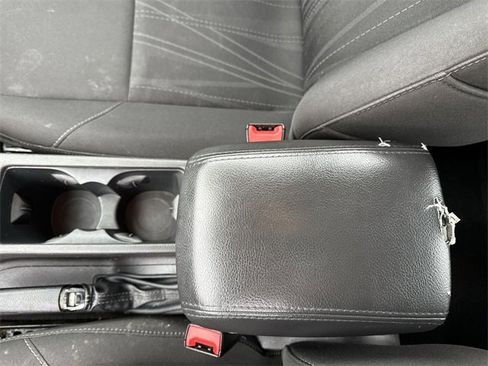 Used 2016 Ford Focus SE w/ SE Sport Package image 27