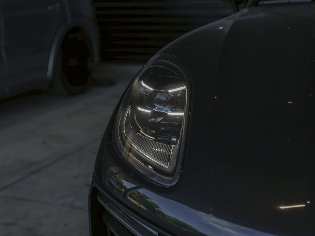 Certified 2026 Porsche Macan AWD/4WD image 11