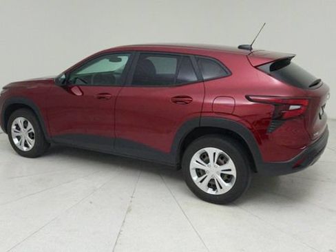 Used 2025 Chevrolet Trax LS FWD image 3