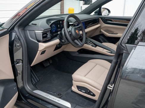 New 2026 Porsche Macan 4 Electric image 4