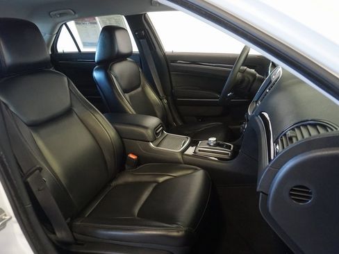 Used 2023 Chrysler 300 Touring L image 24