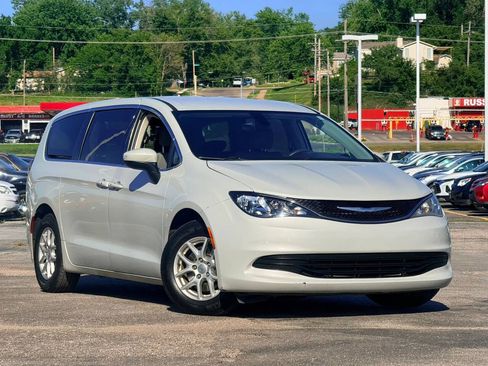 Used 2017 Chrysler Pacifica Touring FWD image 1