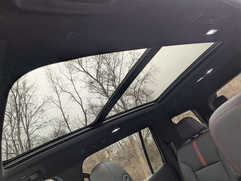 Used 2024 Chevrolet Traverse RS image 17