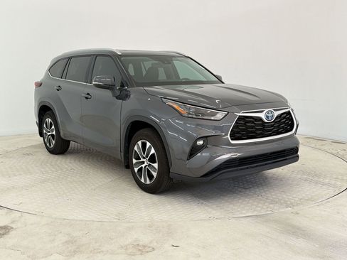 Used 2024 Toyota Highlander XLE FWD image 7