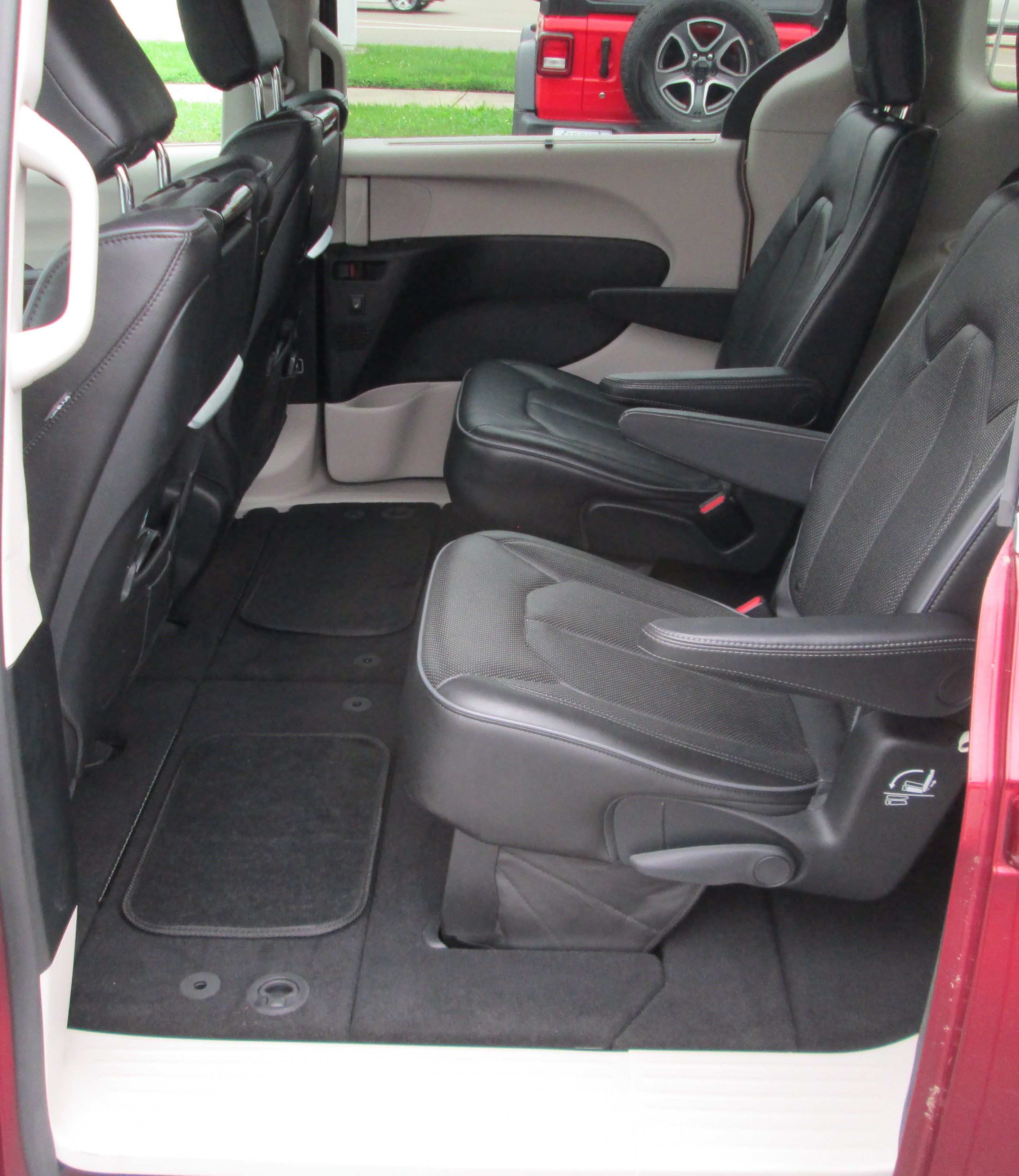 Used 2019 Chrysler Pacifica Limited w/ Advanced Safetytec Group FWD image 11
