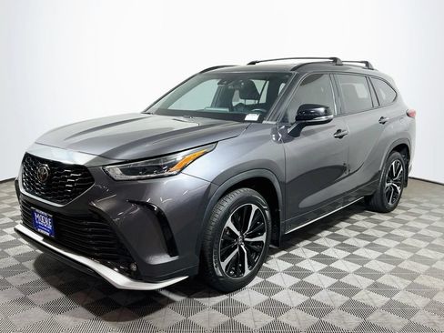 Used 2021 Toyota Highlander XSE AWD/4WD image 3