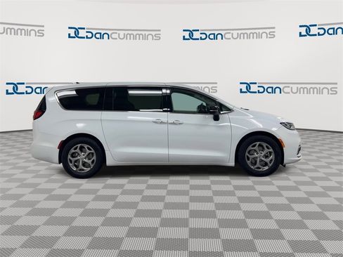 Used 2024 Chrysler Pacifica Limited image 9